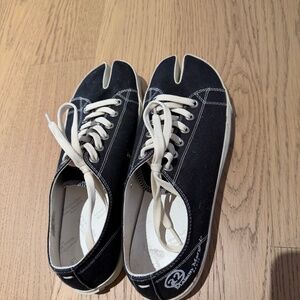 Maison Margiela Men's Tabi black Sneakers size 10.5